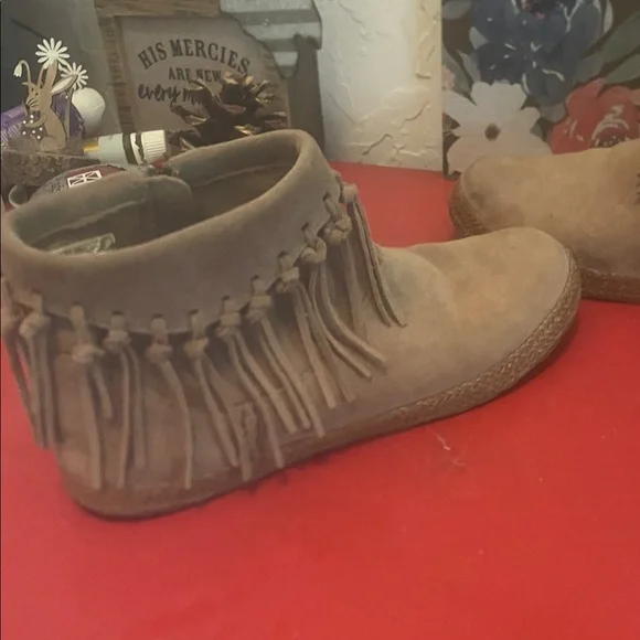 UGG Tan Suede Fringe Boots - Picture 8 of 10